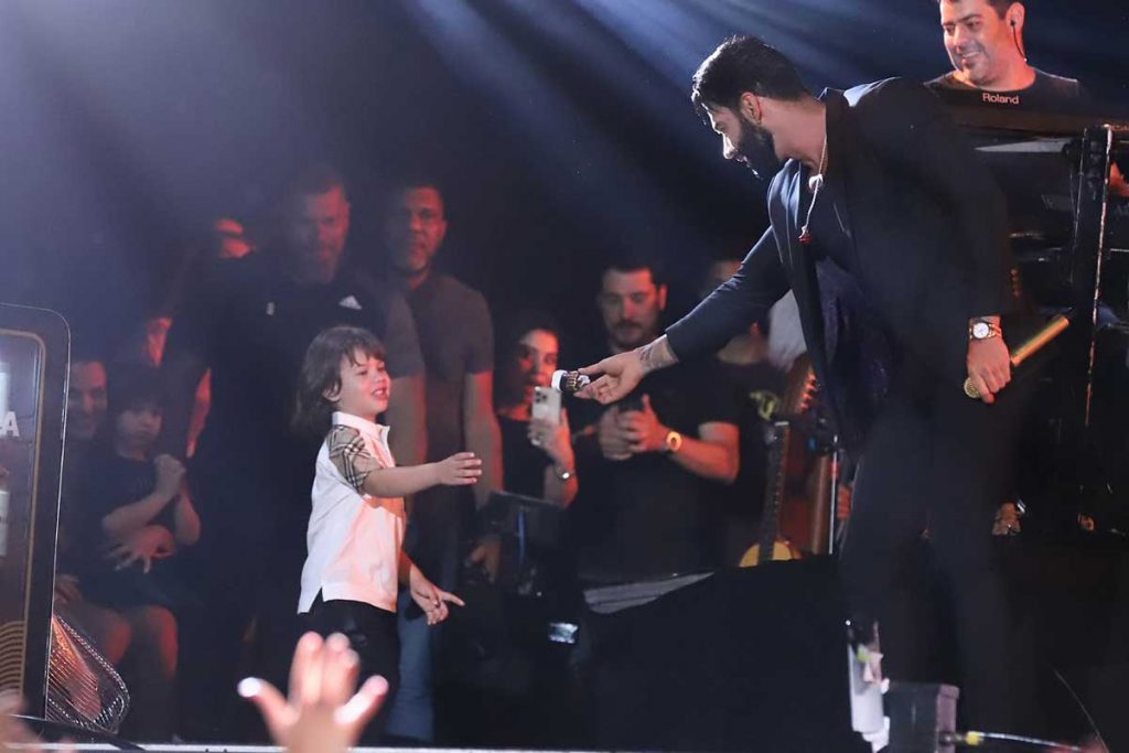 Gusttavo chama um dos filhos ao palco