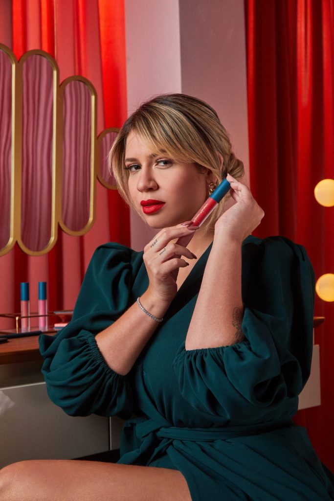 Marília Mendonça mostrando produtos da linha de maquiagem