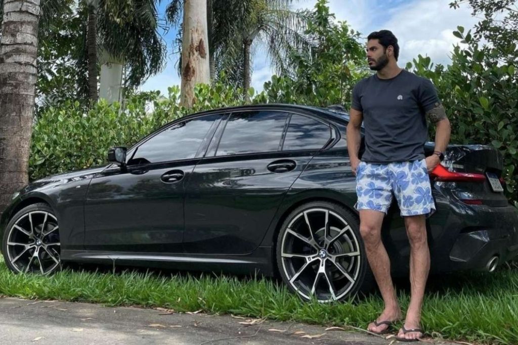 Rodolffo é dono de uma BMW.