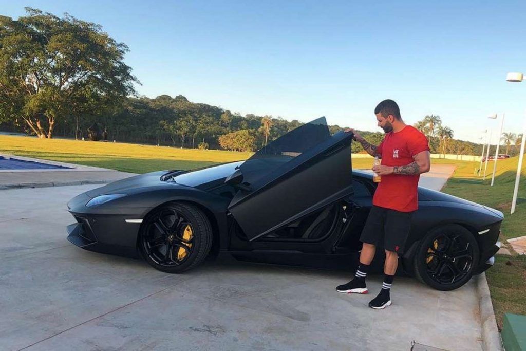 Gusttavo Lima é dono de uma Lamborghini, chamada de 'Batmóvel' nas redes sociais