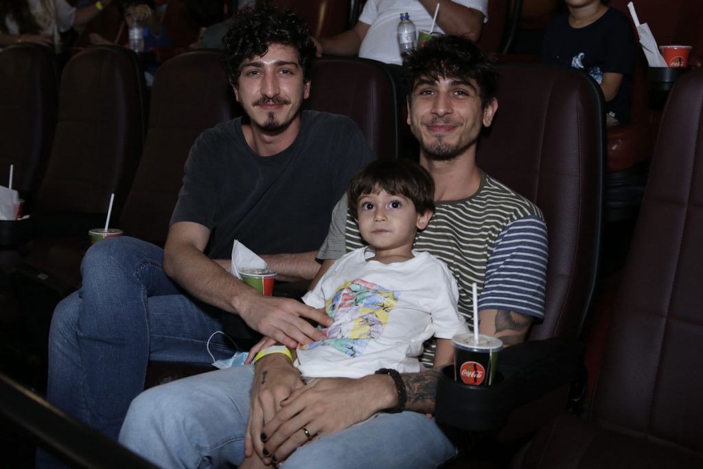 Johnny Massaro com irmão e sobrinho na pré-estreia do filme Turma da Mônica - Lições