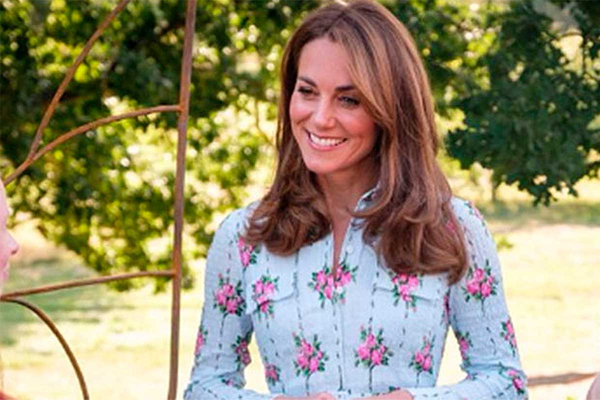 Kate Middleton sorridente, no jardim
