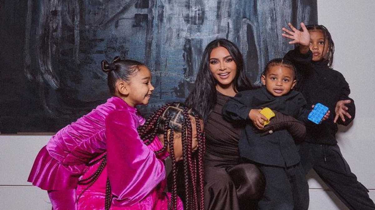 Kim Kardashian e os filhos na noite de Natal