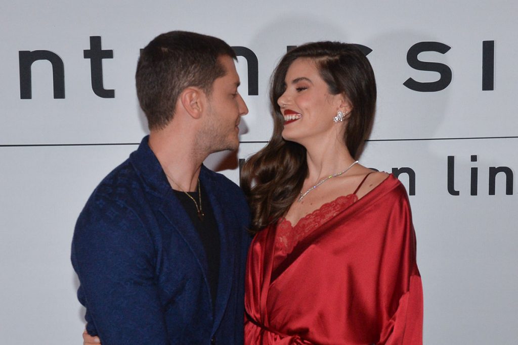 Klebber Toledo e Camila Queiroz esbanjaram sintonia na ocasião