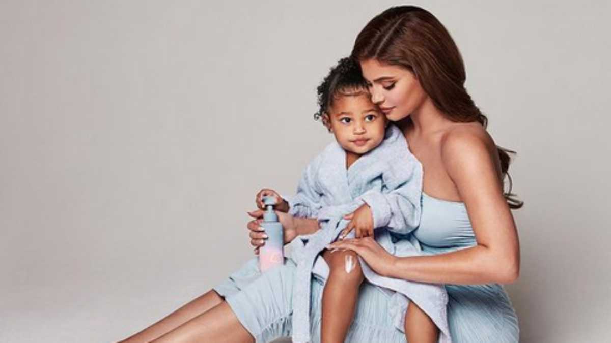 Kylie Jenner com a filha Stormi no colo