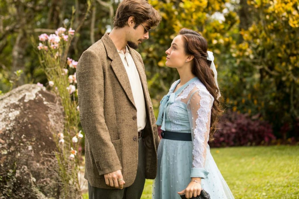 Larissa manoela posando como elisa e rafael vitti como davi para novela "além da ilusão" da tv globo