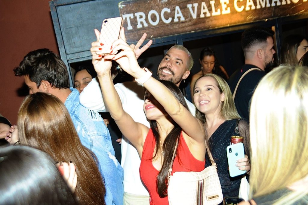 Lipe Ribeiro posa com fãs