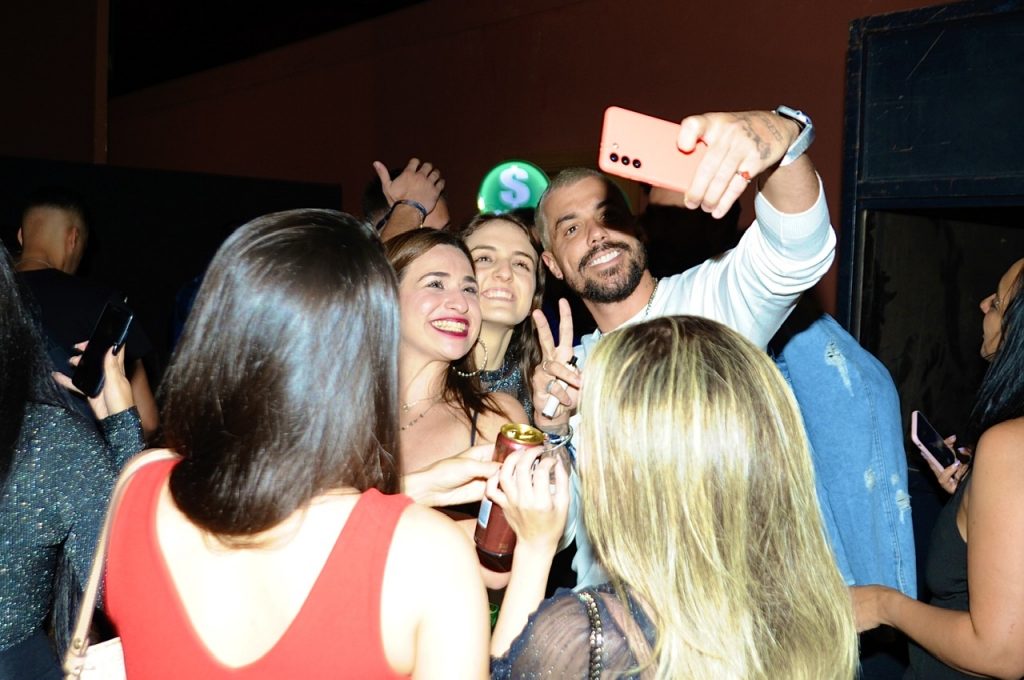 Lipe Ribeiro posa com fãs