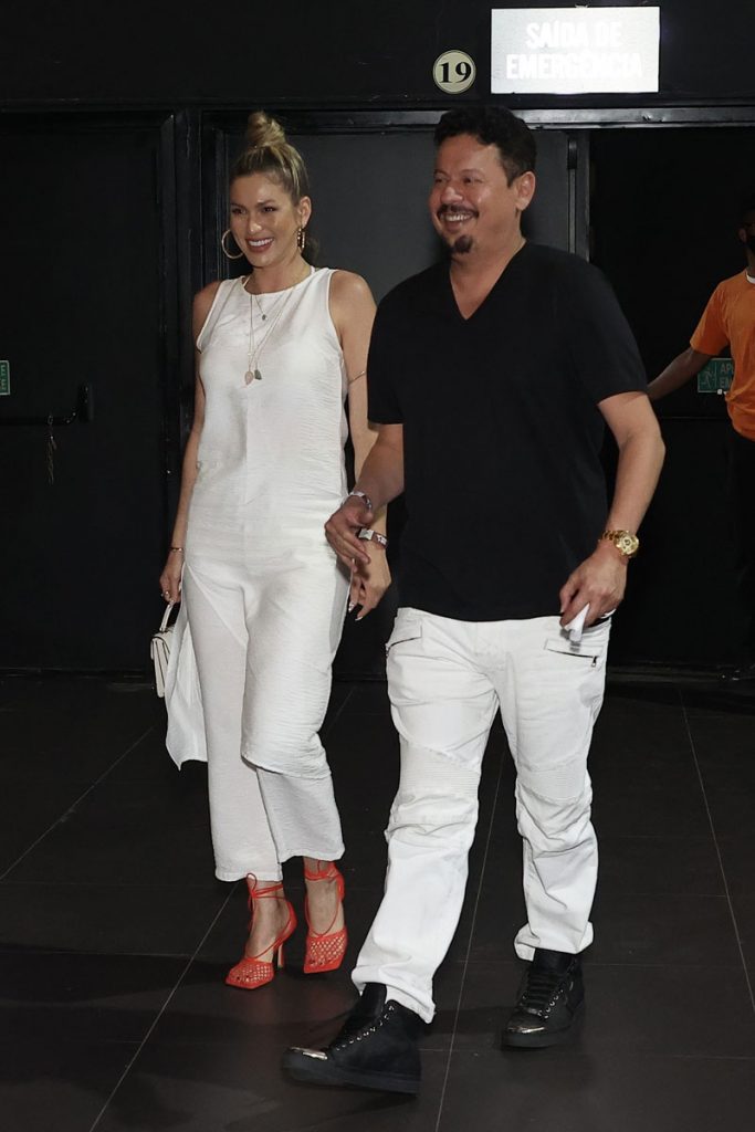 Lívia Andrade com Marcos Araújo nos bastidores do show de Luan Santana, em São Paulo