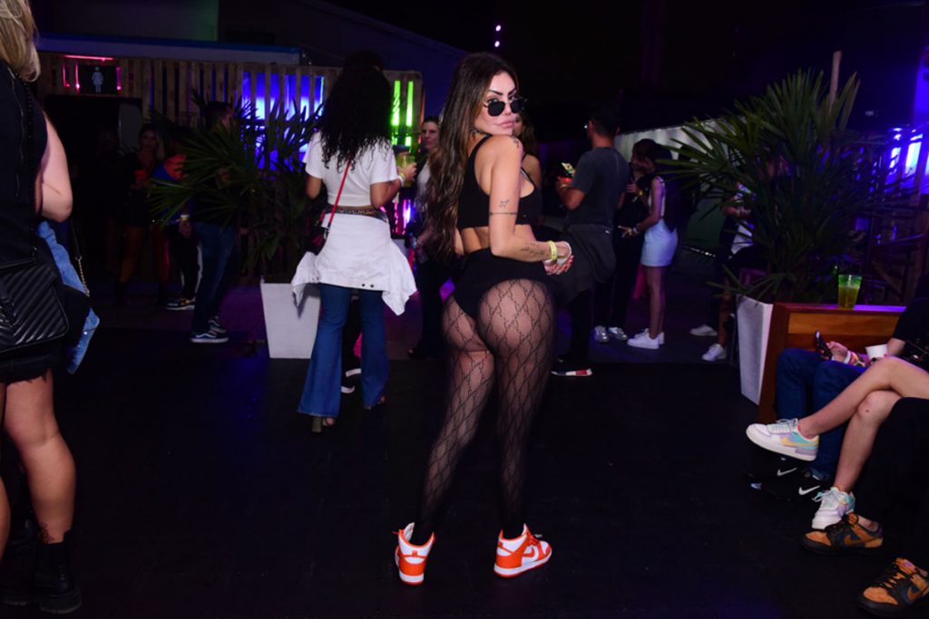 Liziane Gutierrez causa ao usar look transparente em festival