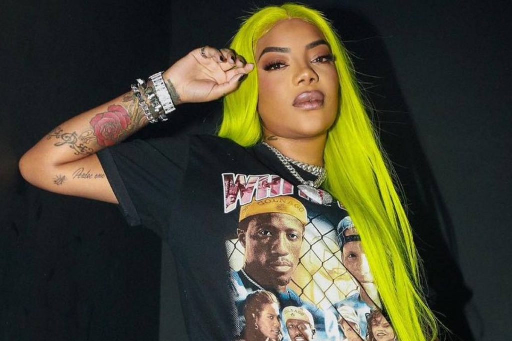 ludmilla posando com camiseta preta estampada e lace verde claro