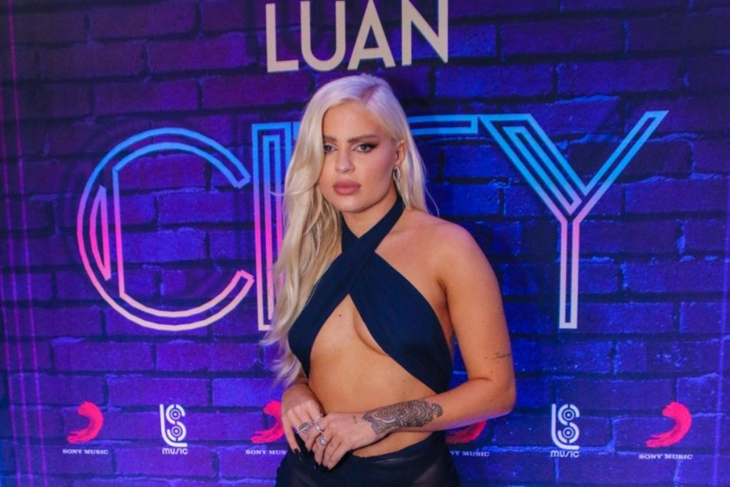 Luísa Sonza posando para foto