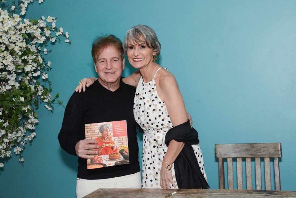 lulli chiaro no lançamento do livro de faa morena