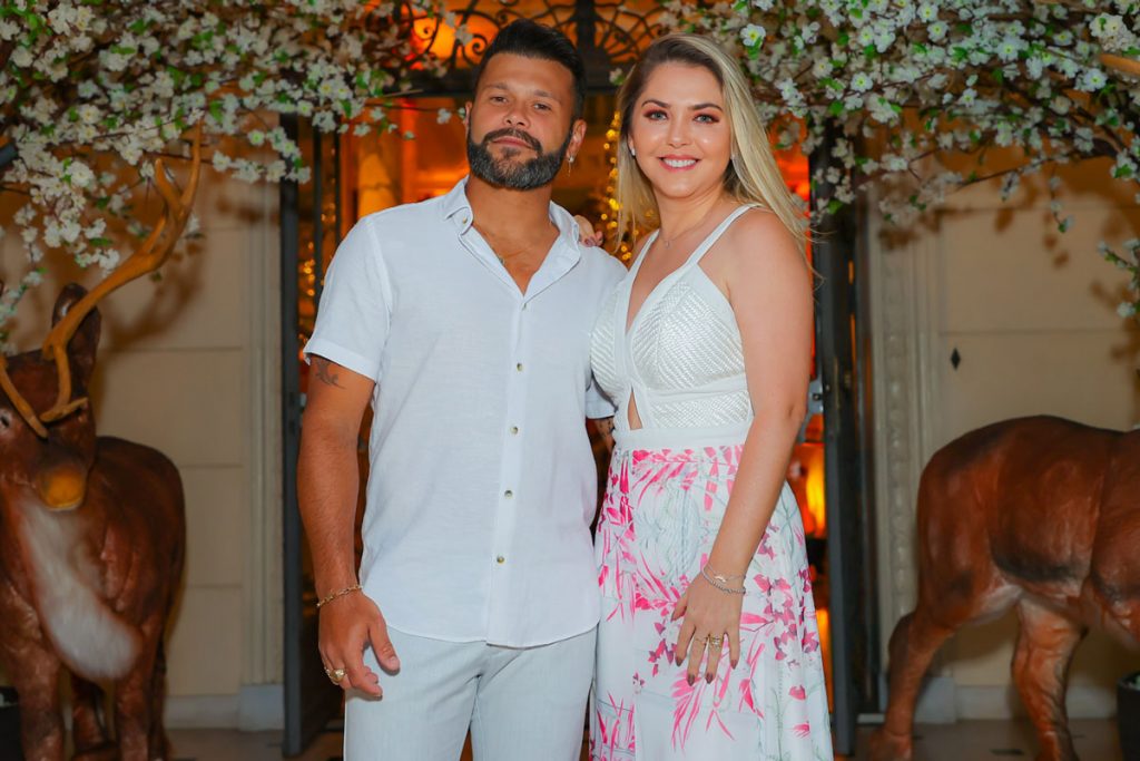 Sertanejo Marcos com a esposa em festa de Andrea Guimaraes
