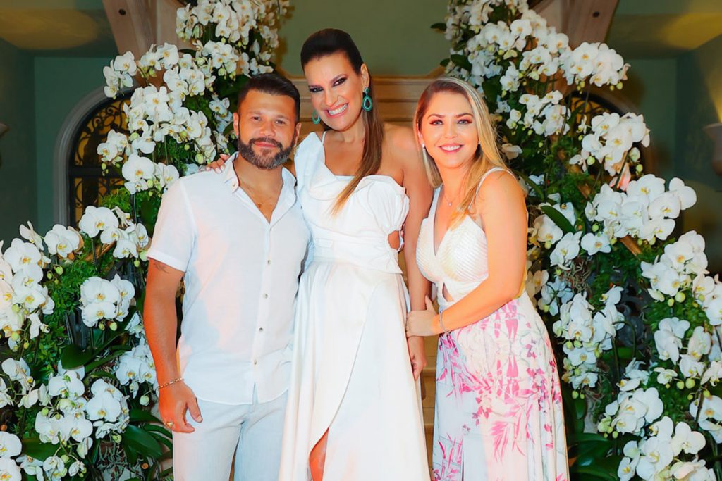Sertanejo Marcos com a esposa e Andrea Guimarães