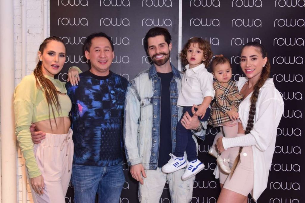 Alok posa com a família em evento da esposa, Romana