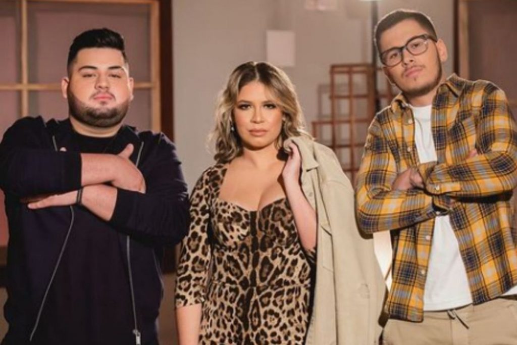 Marília Mendonça com a dulpa Dom Vittor e Gustavo