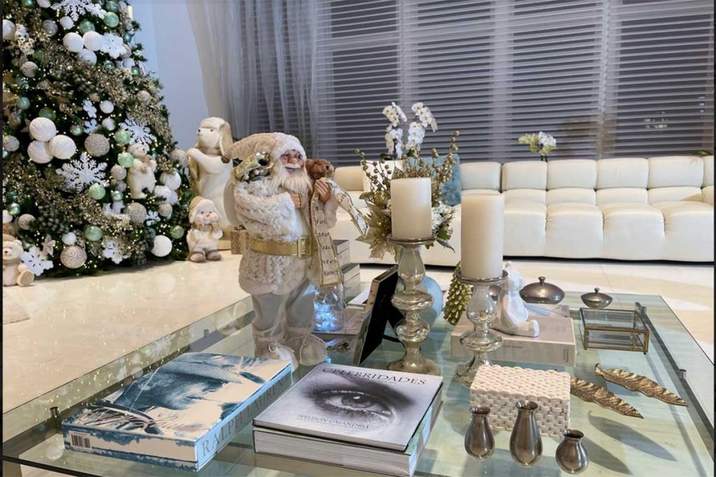 Papai Noel observa tudo na sala da casa de Ana Hickmann e Alexandre Correa
