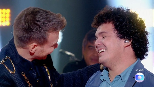 Michel Teló e Giuliano Eriston após vencerem a 10ª temporada do The Voice Brasil