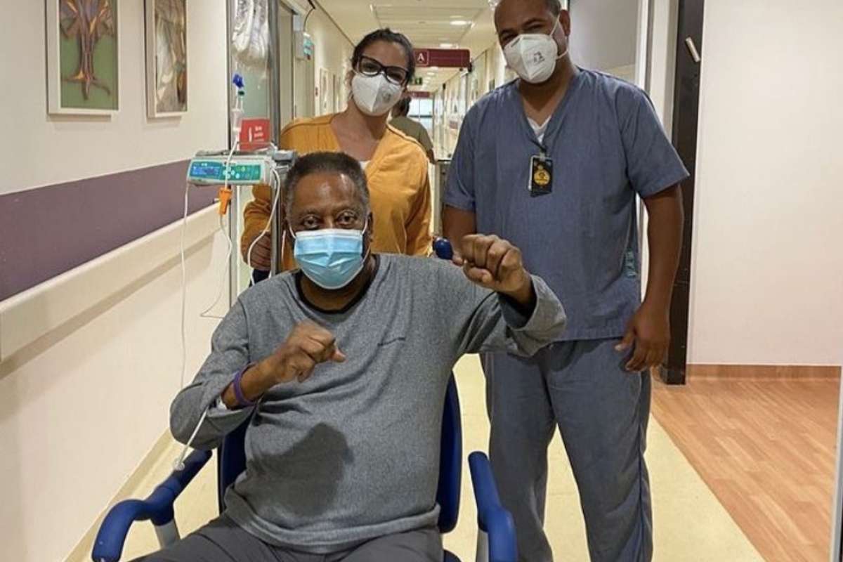 Pelé volta ao hospital após internação e cirurgia no cólon