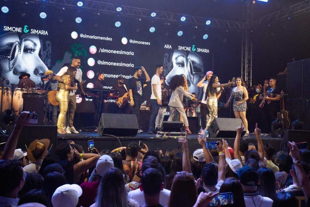 fãs assistindo a show de volta aos palcos de simone e simaria