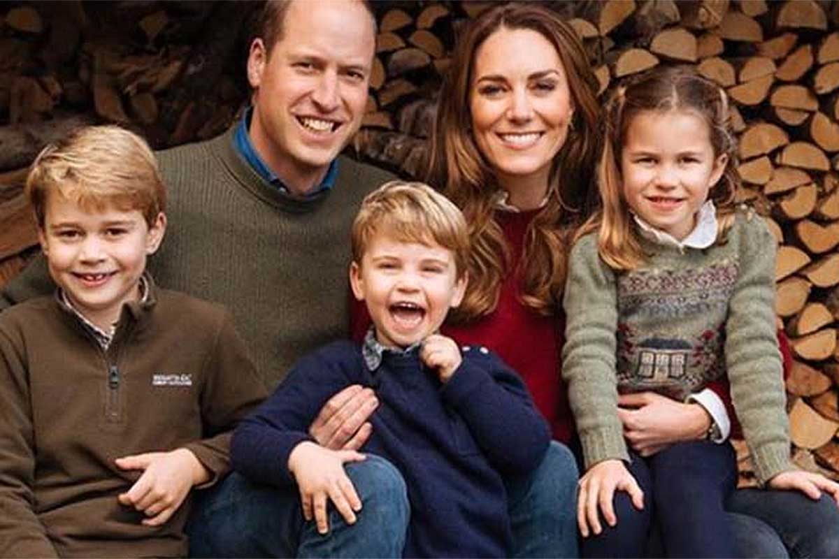 Príncipe William e Kate Middleton sentados com os filhos George, Charlotte e Louis