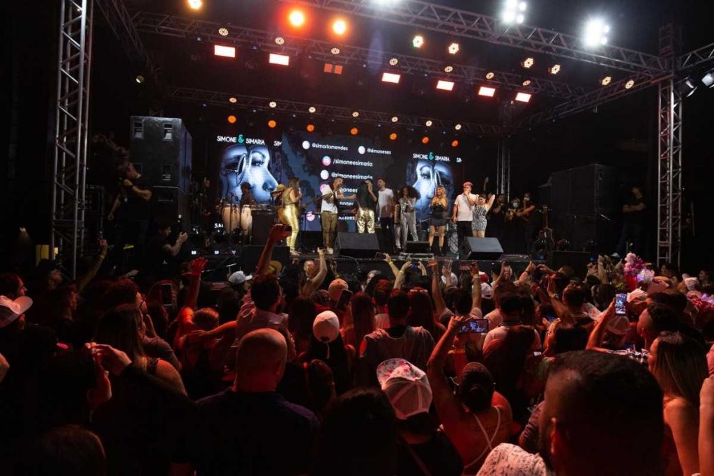 fãs assistindo a show de volta aos palcos de simone e simaria