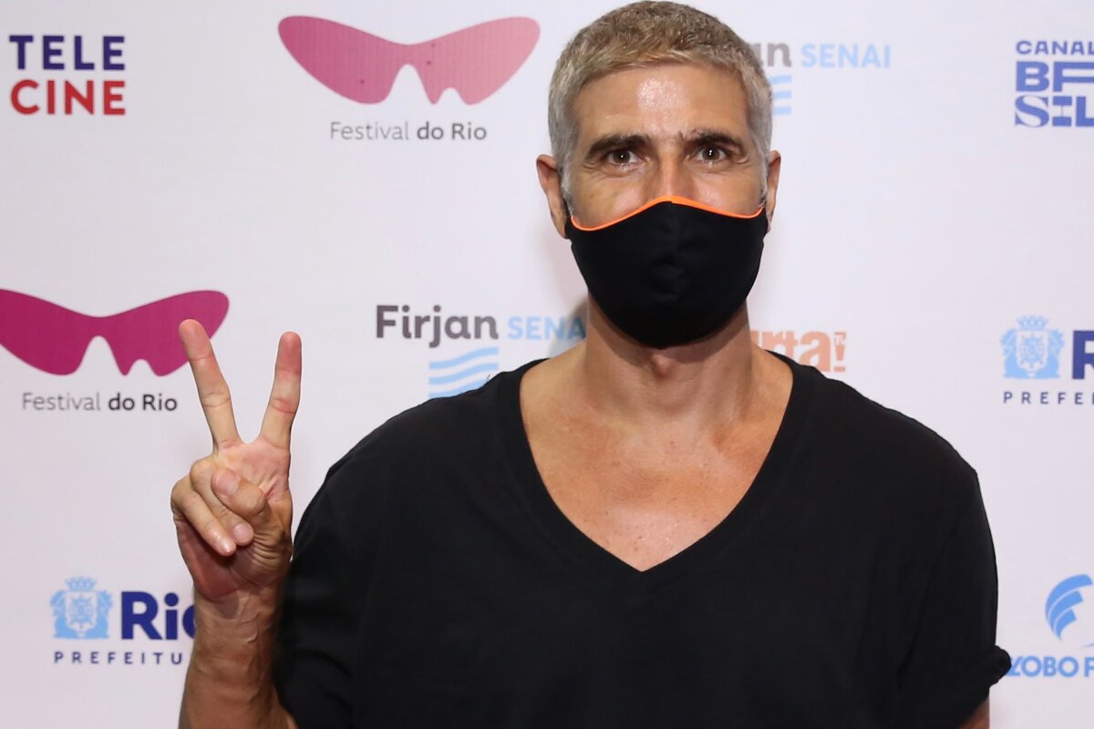 Reynaldo Gianecchini de máscara de proteção preta e camisa preta