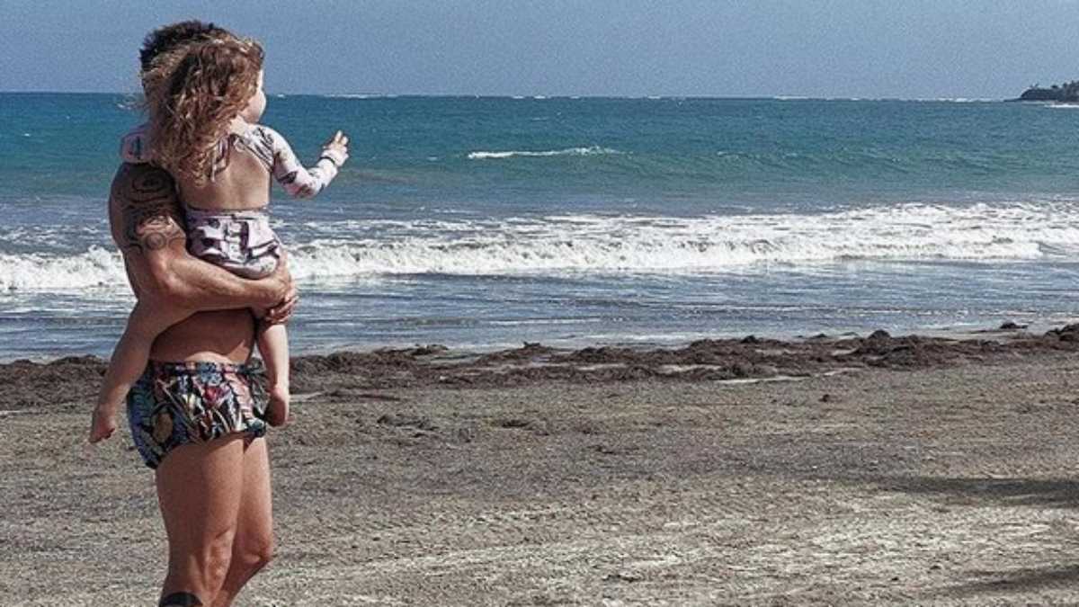 Ricky Martin na praia com a filha Lucía