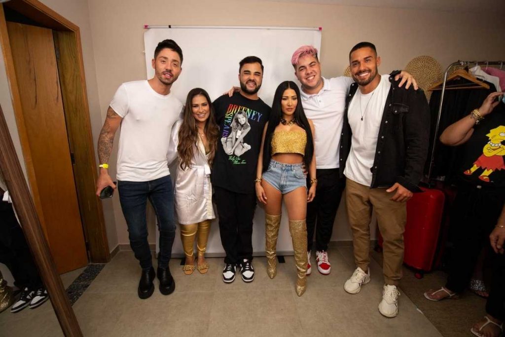 rico melquiades, bil araújo e tiktokers tirando foto com simone e simaria nos bastidores