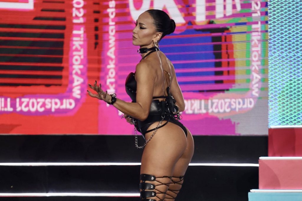 Sabrina Sato subiu no palco com um body preto que evidenciou ainda mais a sua boa forma