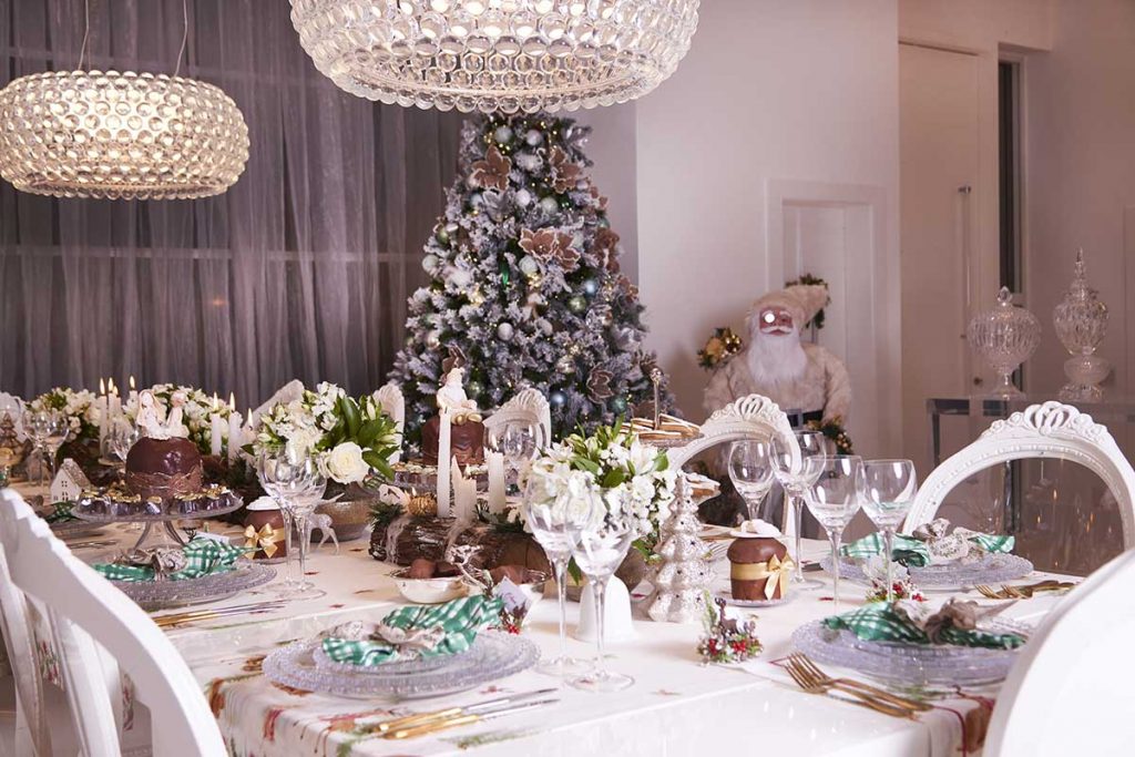 A mesa arrumada e a árvore de Natal ao fundo, na sala da casa da Ana Hickmann