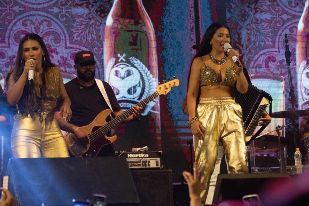 simone e simaria cantando em show de retorno aos palcos