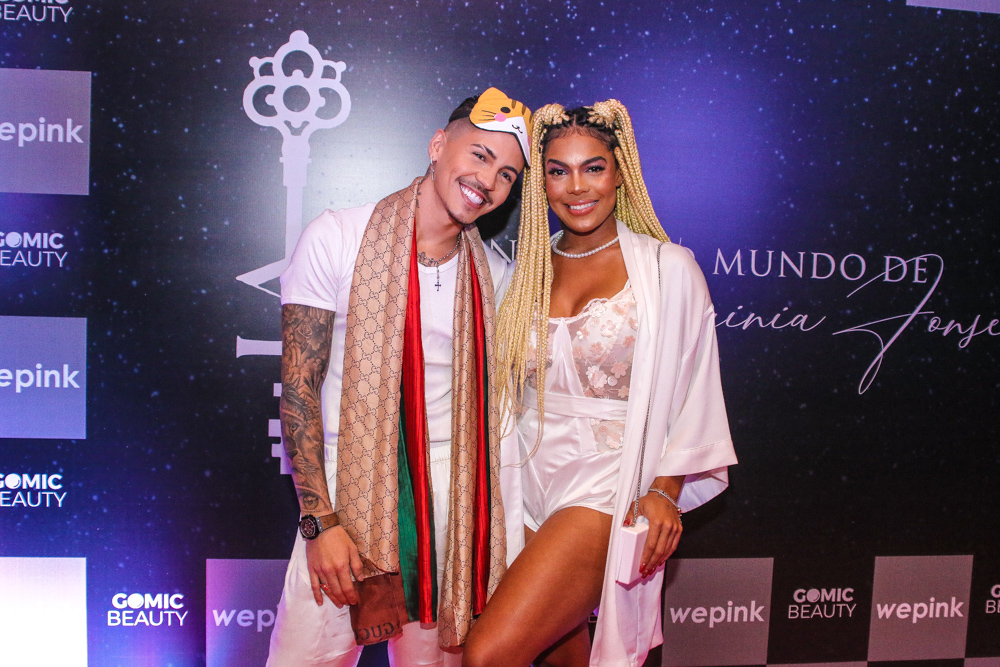 Tays Reis e Biel posando para foto no tapete vermelho da festa de Virgínia.