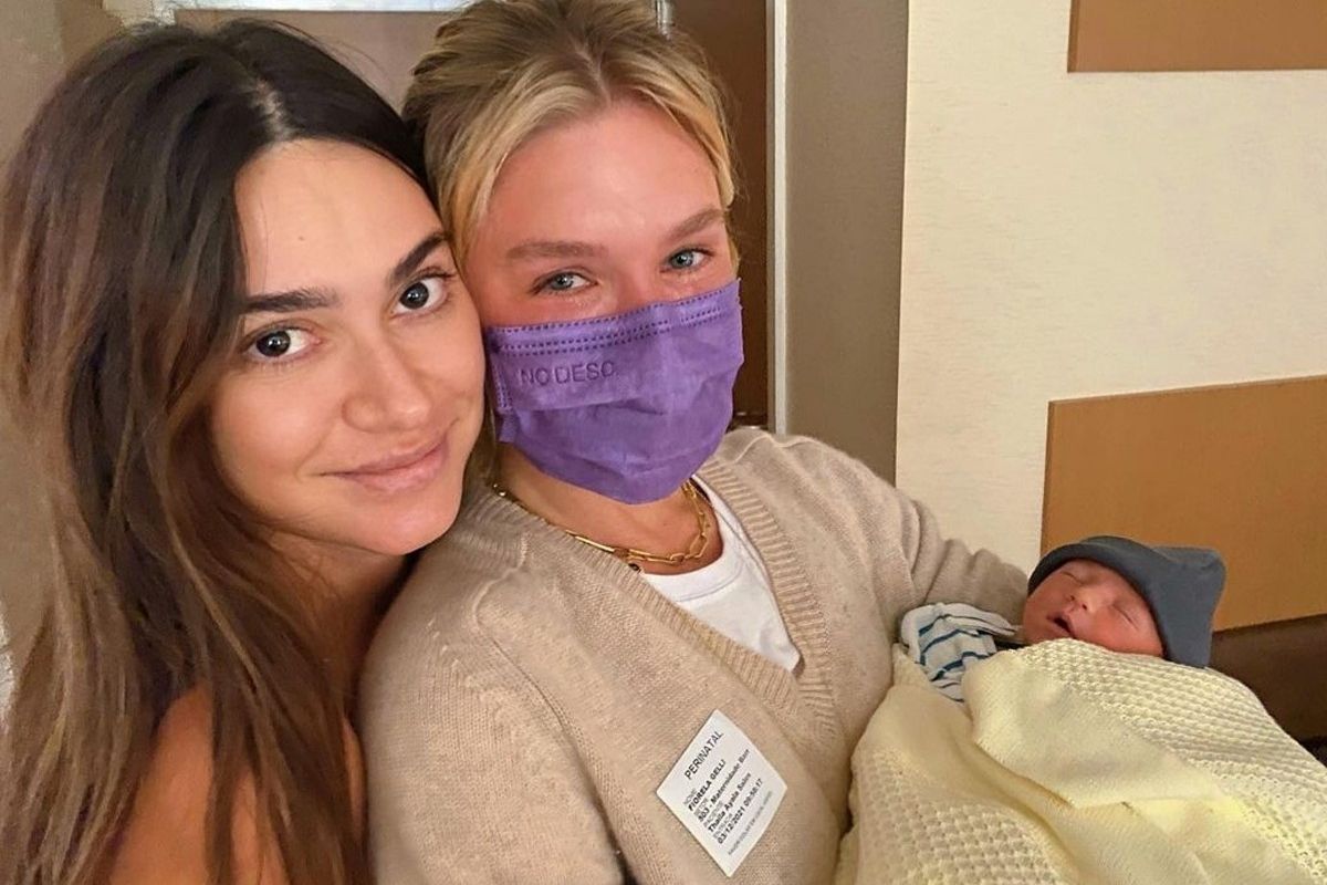 Fiorella Mattheis visita a amiga Thaila Ayala na maternidade