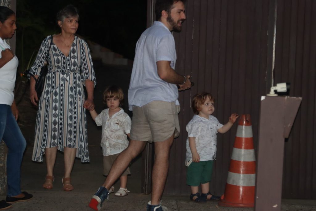 Thales Bretas com os filhos Romeo e Gael