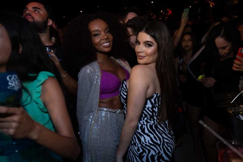 thelma assis e gkay curtindo show de simone e simaria