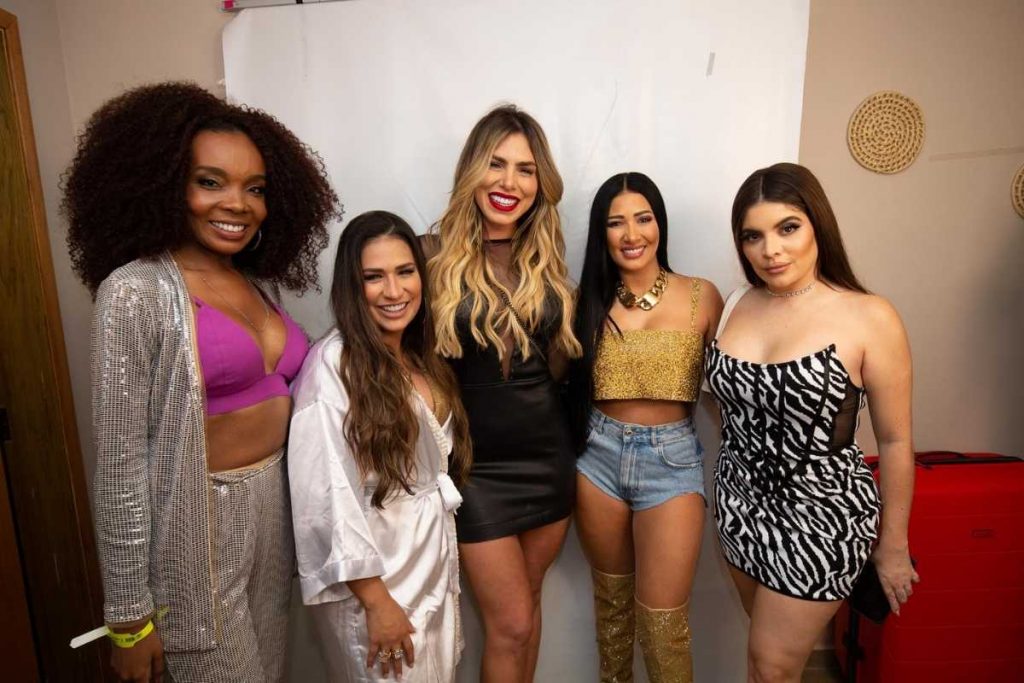 thelma assis e gkay tirando foto com simone e simaria nos bastidores