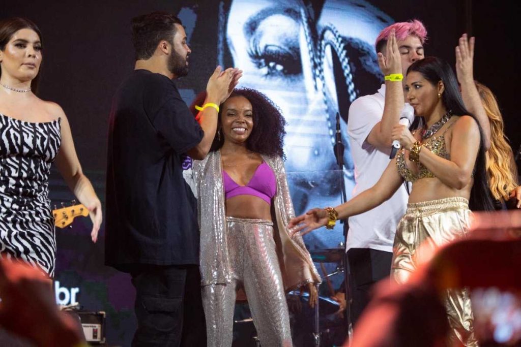 famosos fazendo dancinha no palco durnate show de simone e simaria