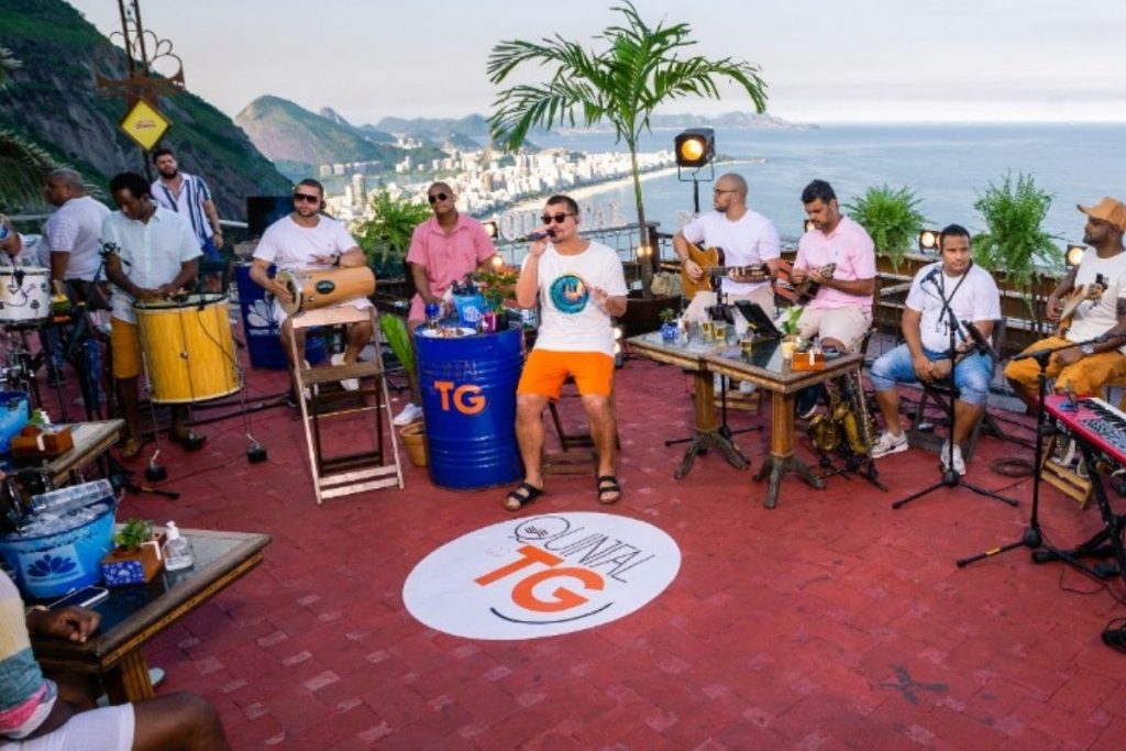 Thiago Martins cantando no Quintal do TG