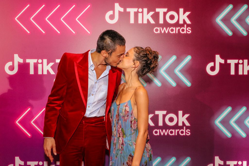 Tiago Iorc trocou beijos com a namorada durante premiação