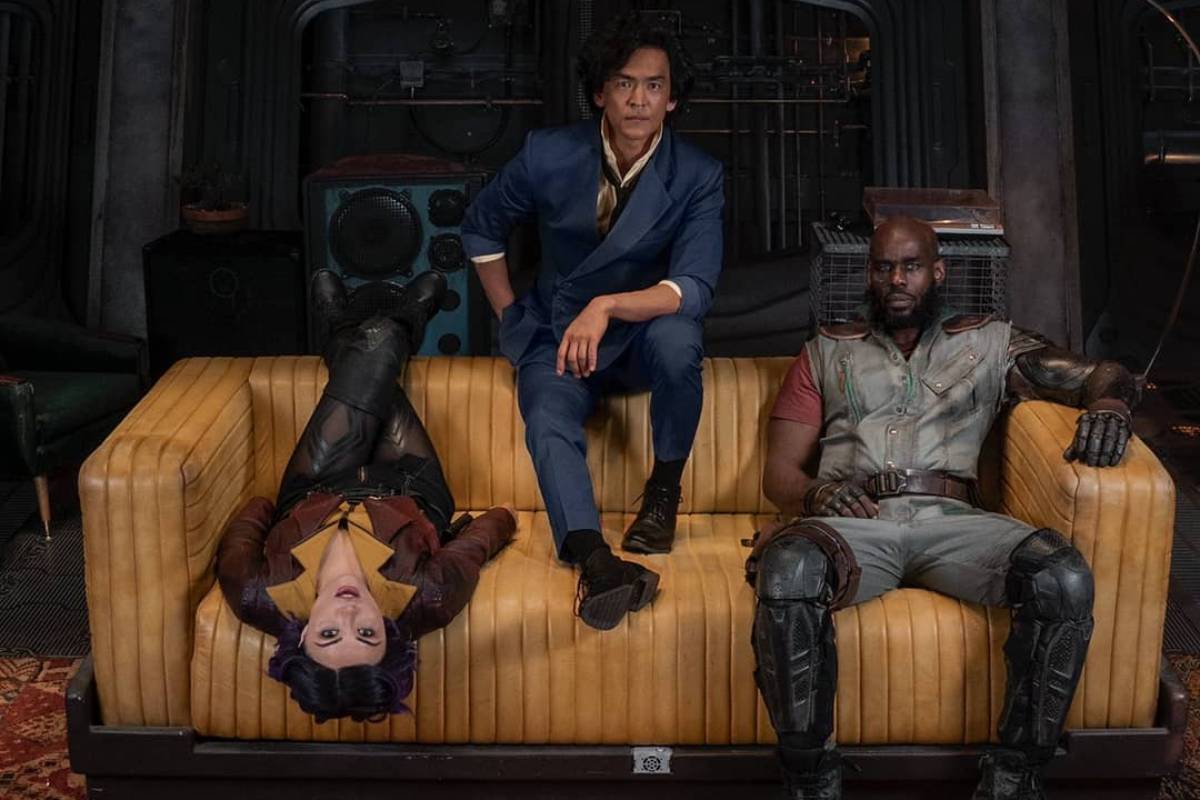 trio de protagonistas de cowboy bebop no sofá em cena da série