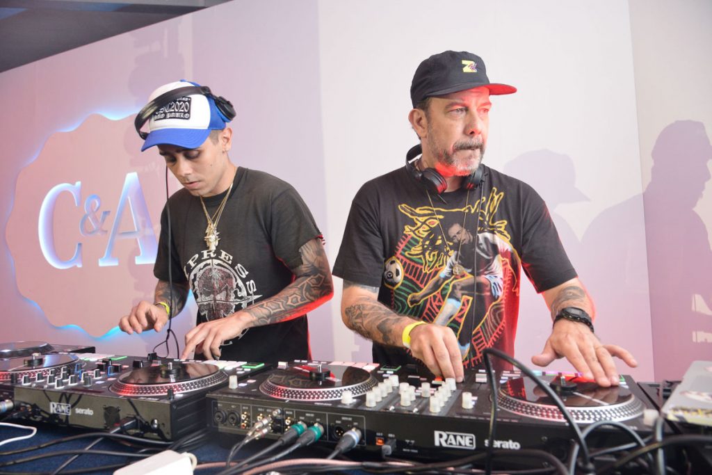 Tropikillaz tocando em evento da C&A