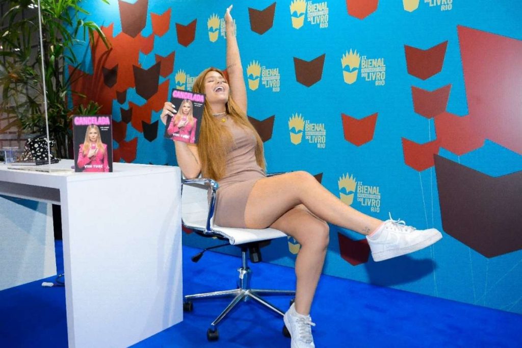 Após curtir a Farofa da GKay, Viih Tube posa com fãs mirins na Bienal do Livro