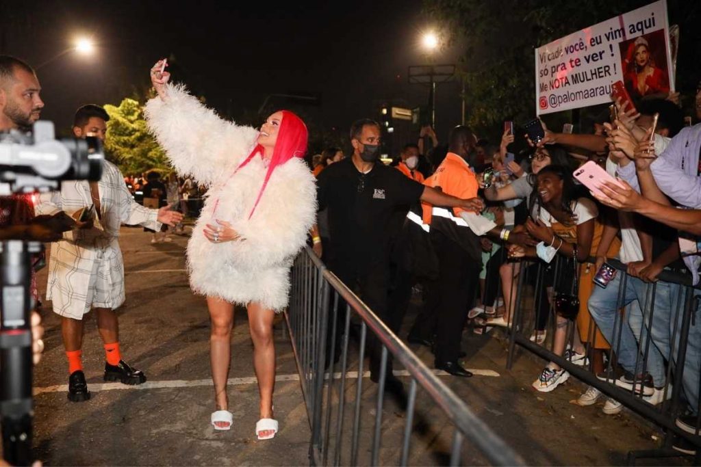 virginia fonseca chegando na festa do pijama