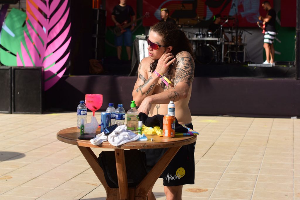 Whindersson Nunes brinca de DJ em piscina de hotel