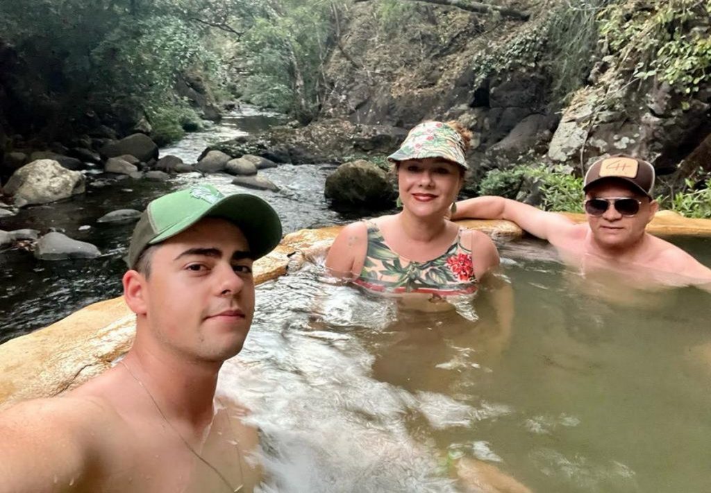 Chitãozinho com a familia na Costa Rica