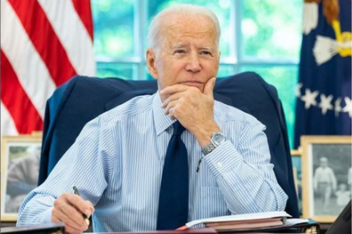 Joe Biden sentado na casa branca