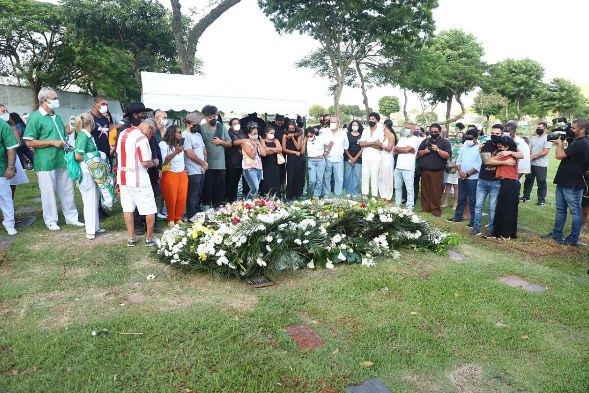 Corpo de Elza Soares é sepultado sob aplausos no Rio de Janeiro