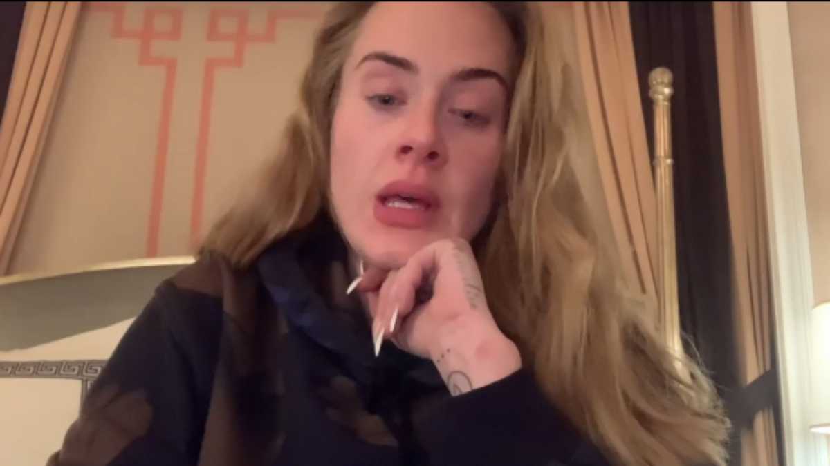 Adele chora em vídeo